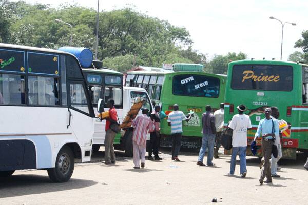 Jamaa agongwa na gari baada ya kujirusha barabarani,adaiwa kukosana na mpenziwe