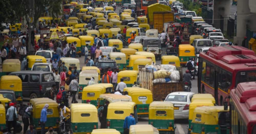 A traffic jam at the Anand Vihar bus terminal in Indian. Photo: Getty Images.