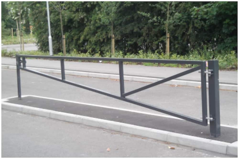 Manual swing barrier gate
