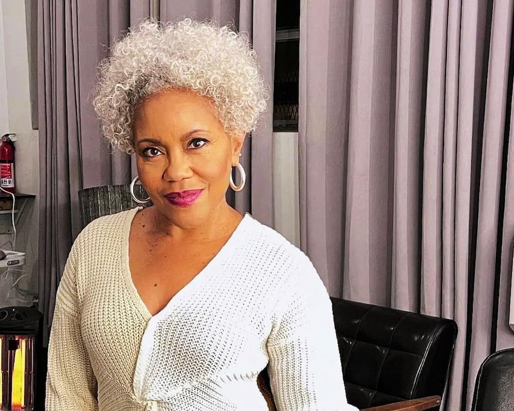 20 natural hairstyles for a 60-year-old black woman that are timeless 