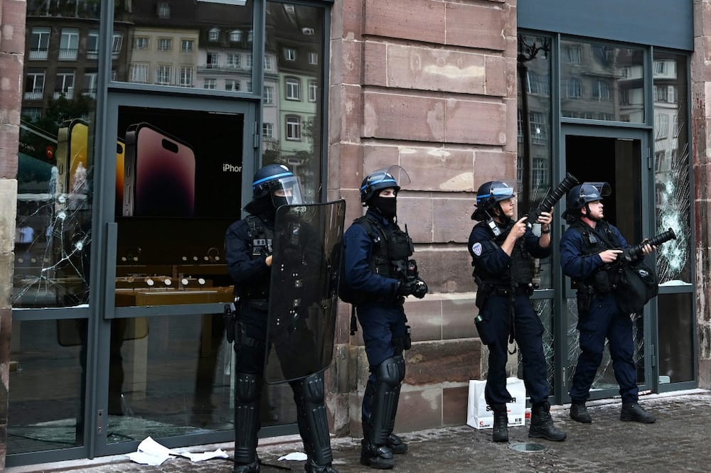 Police guard the Apple Store against rioters in Strasbourg