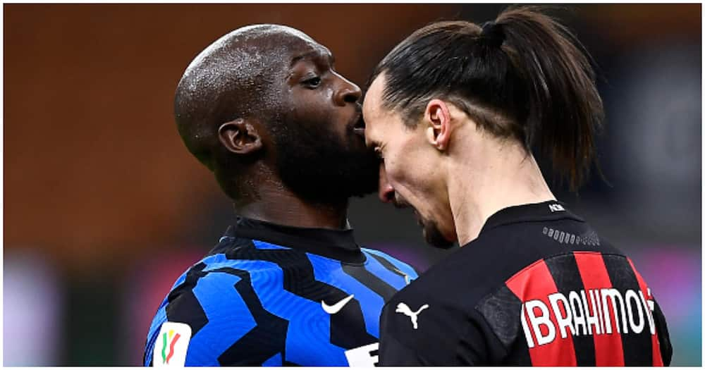 Lukaku na Zlatan Ibrahimovic wakaribia kulimana mangumi wakati wa Debi ya Milan