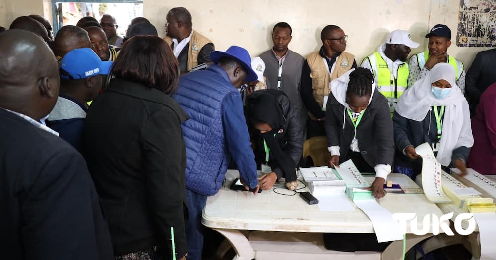 Raila voted in Old Kibera.