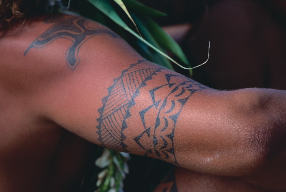 25 unique women's armband tattoo designs and what they mean - Tuko