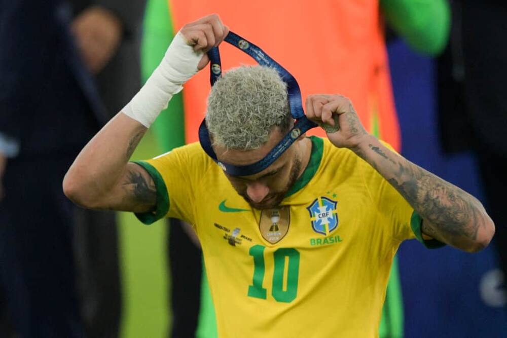 PSG star Neymar removing the runners' up medal after losing Copa America final to Argentina earlier this month.
Photo by CARL DE SOUZA / AFP.