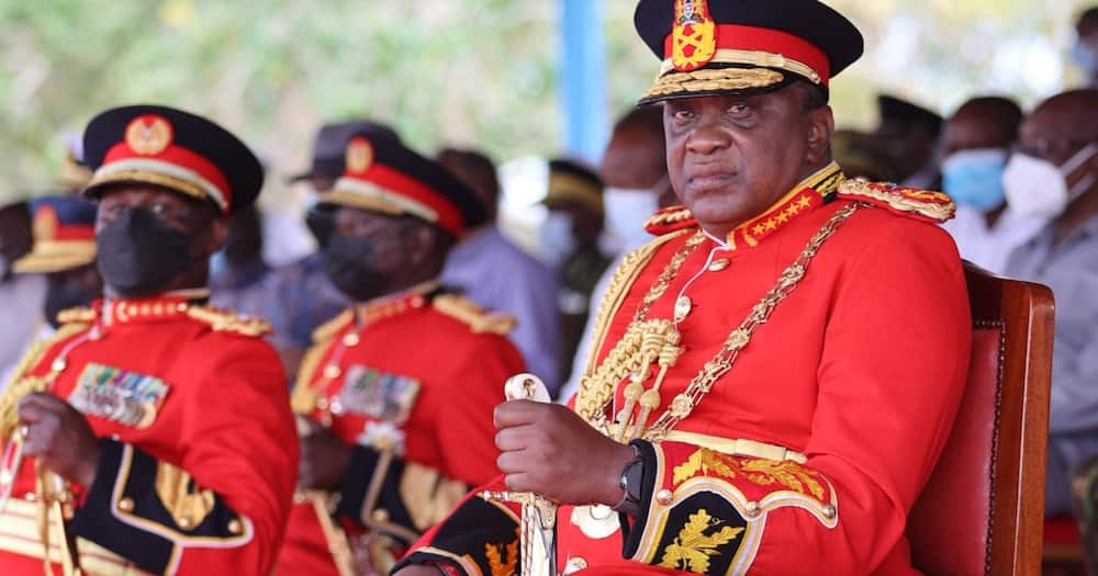 Picha Kali za Rais Uhuru Akiwa Amevalia Kama Commander-In-Chief