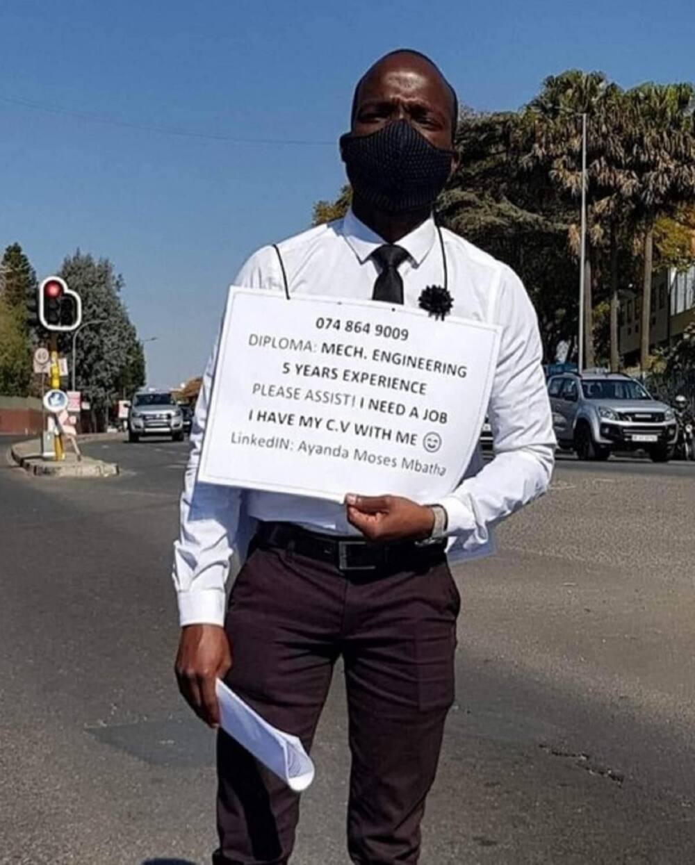 Man looking for job at traffic light goes viral, Mzansi offers help