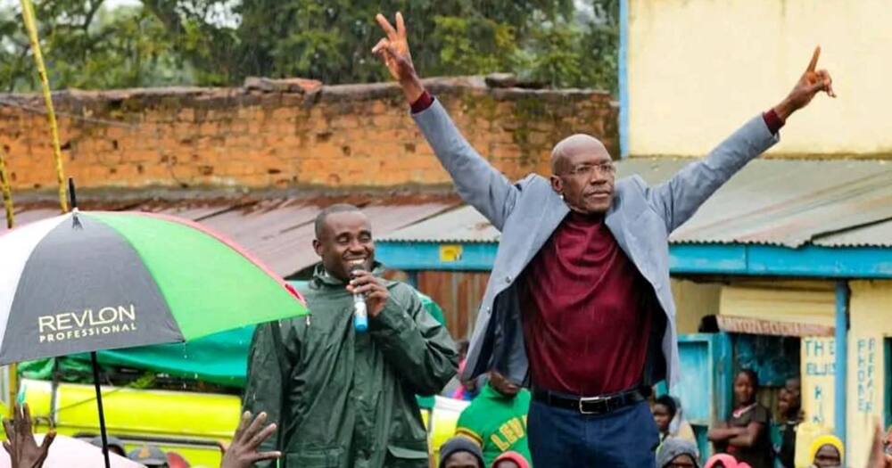 Wagombea wa Kenya Kwanza Boni Khalwale wakifanya kampeni pamoja na Cleophas Malala. Picha: Boni Khalwale.