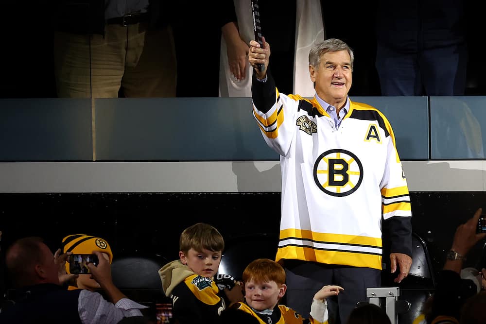Former Boston Bruins Bobby Orr acknowledges the crowd