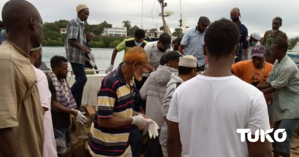 Family and friends gather at the scene where the body of Yusuf was retrieved. Photo: Yvonne Mutunga/TUKO.co.ke.