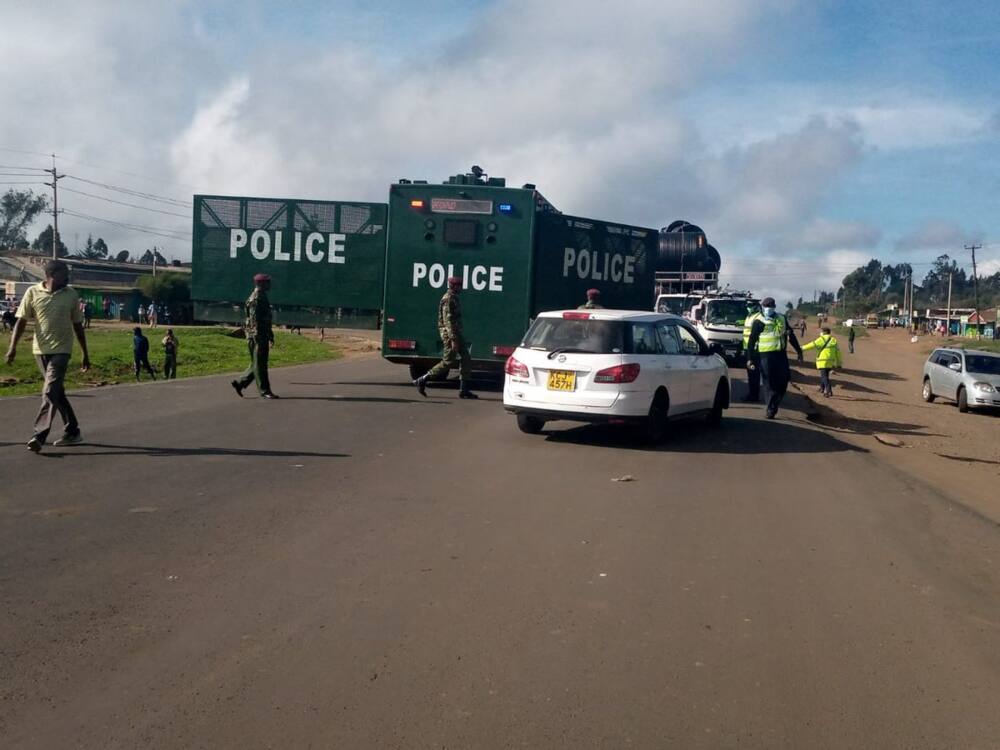 Kundi la wakazi wa Nairobi latumia jeneza kuwafunga macho polisi, wasafiri hadi Homa Bay