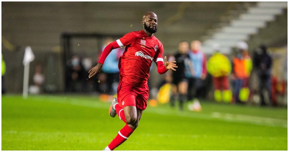 Striker tries to force move away from his club by showing up to training in rival’s kit