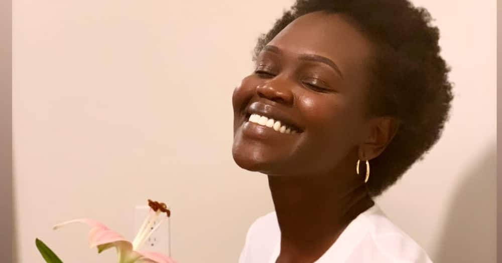 Woman recreates her mother's photo taken in South Sudan: "Mum's spitting image"