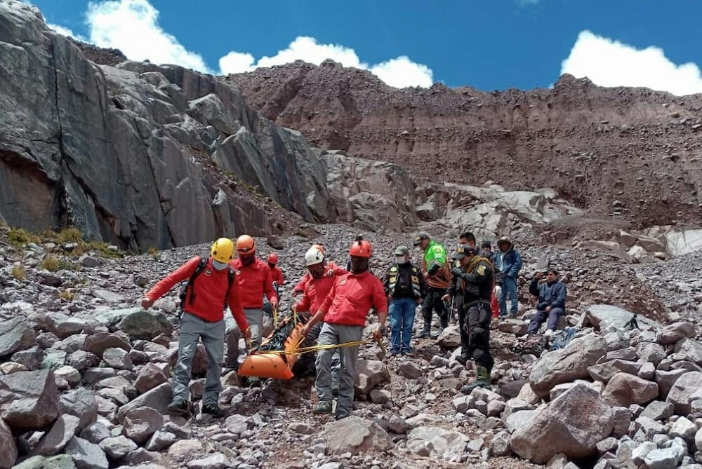 Handout picture released by Peruvian High Mountain Police of rescuers retrieving the body of an Italian tourist on September 19, 2022 after he disappeared nearly 80 days ago while hiking in the Andes
