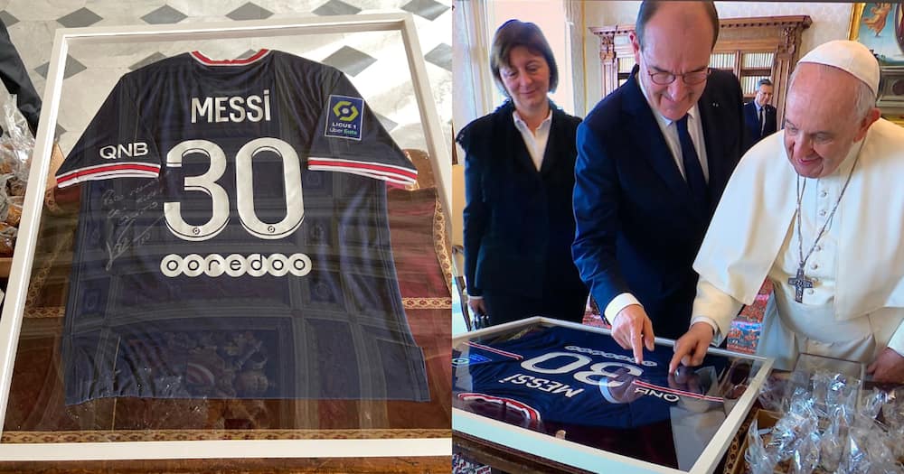 Pope Francis admires a signed PSG jersey sent to him by Messi. Photo: Twitter/@RoyNemer.