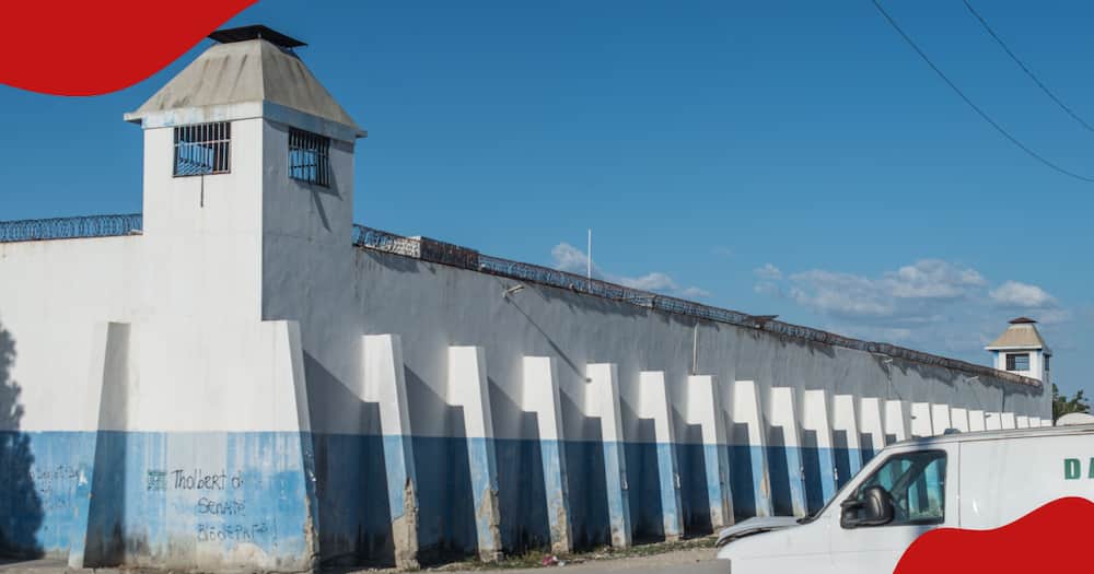 View of the facade of the Croix-des-Bouquets prison in Haiti.