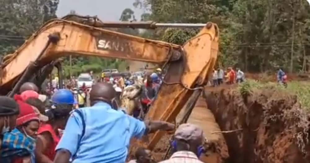 Residents gathered to witness the rescue oparation. Photo: screengrab from citizen TV.
