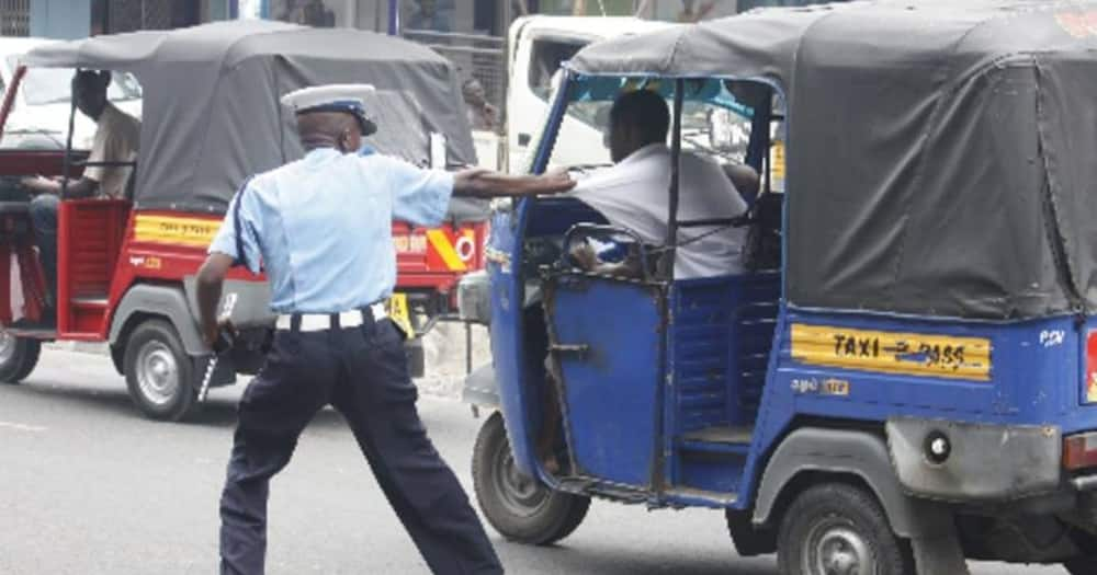 A police officer manhandling a Tuk Tuk driver. Photo: Road Alerts.