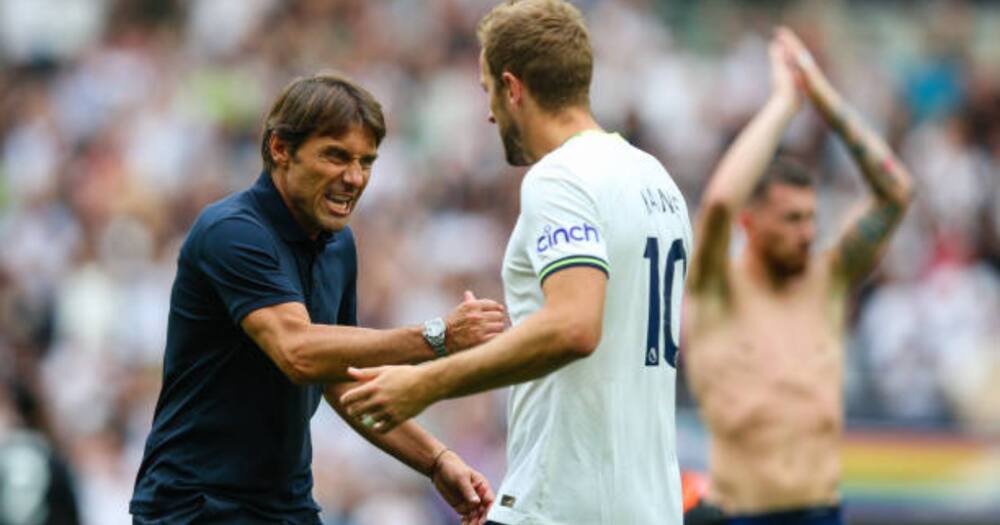 Meneja wa Tottenham Hotspur Antonio Conte akishangilia na Harry Kane