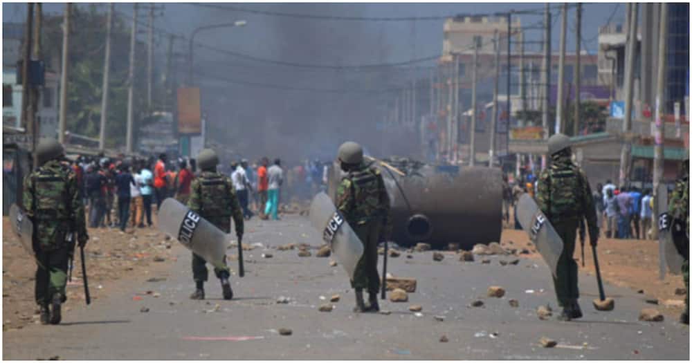 Police disperse youths in Kisumu. Photo: Nation.