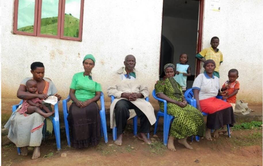 94-year-old father of 100 marries four new wives