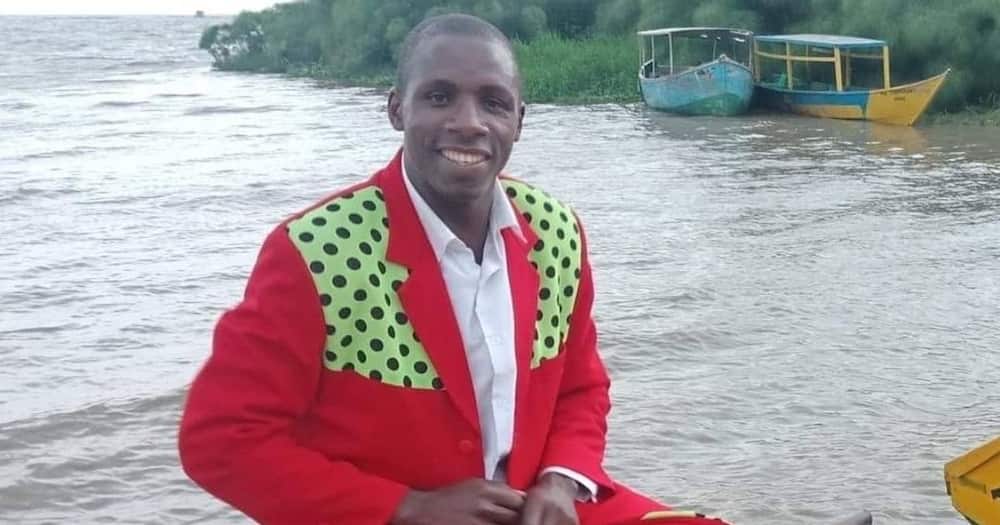 Embarambamba Kneels in Mud Dressed in White Suit, Asks God to Grant Him Meeting with Uhuru
