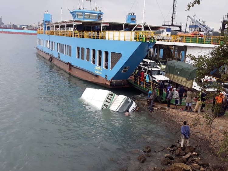 Majanga yanayowakodolea macho raia wanaovuka feri ya Likoni, Mombasa