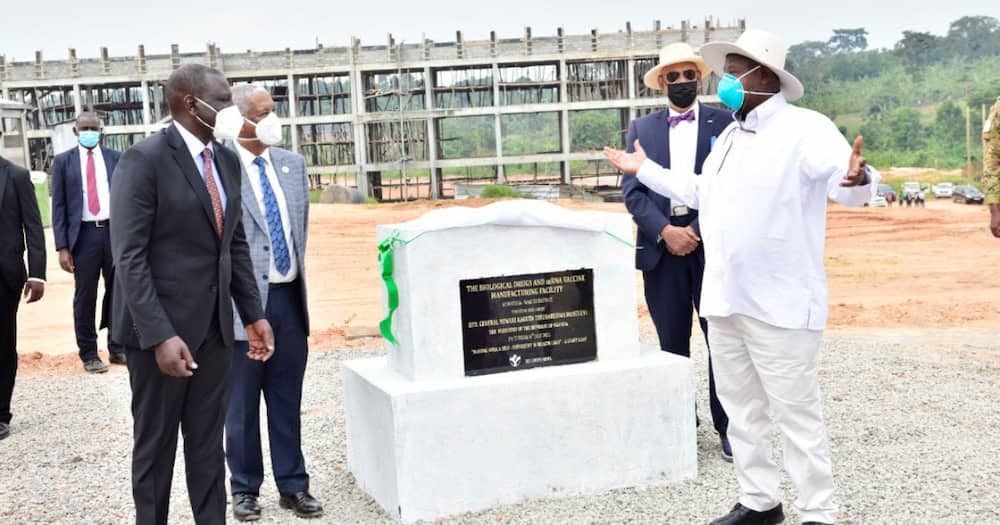 President Museveni (right) and DP Ruto after laying the foundation stone. Photo: Daily Monitor.