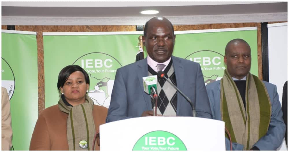IEBC chairman Wafula Chebukati (c). Photo: IEBC.
