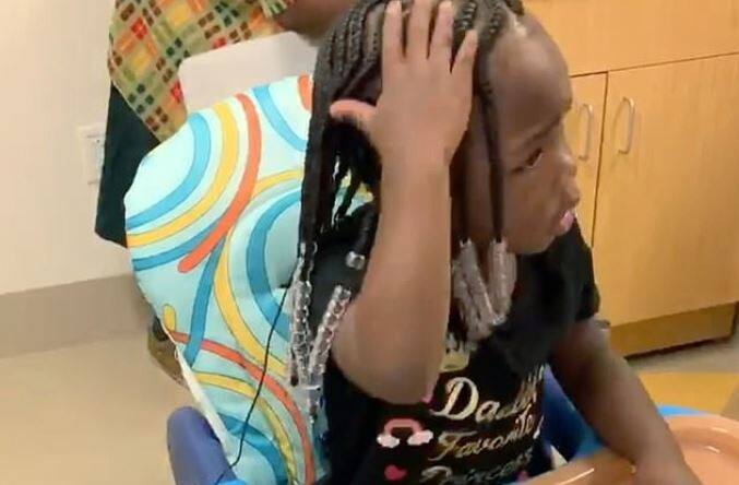 Tears of joy as deaf 3 year old girl hears her parents’ voices for the first time