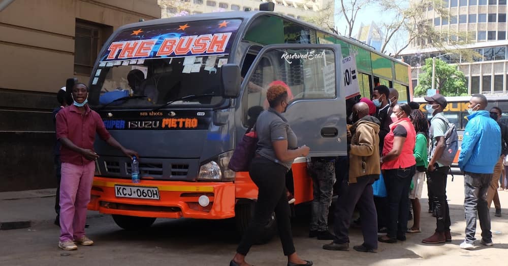 Passengers boarding a Super Metro bus. Photo: Super Metro.