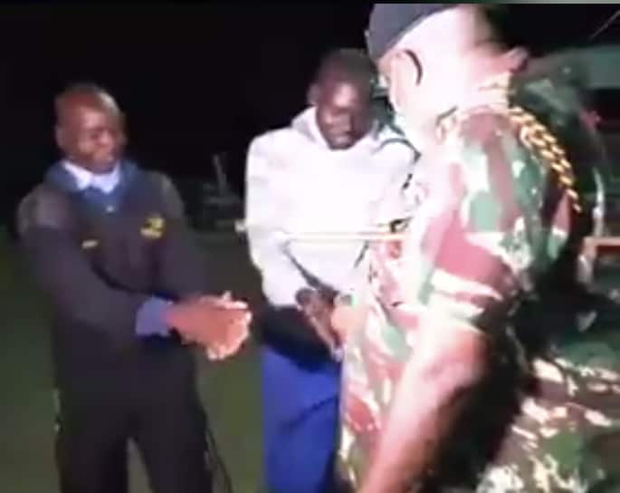 Kind police officer wins Kenyans' hearts after giving sanitisers, advise to those caught up in curfew