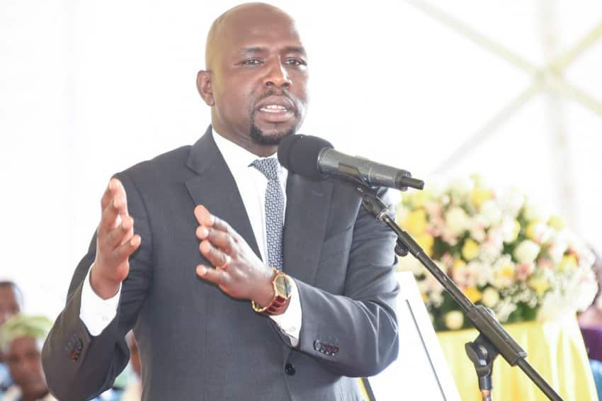 You can't defend Uhuru more than me, Murkomen scoffs at Tobiko