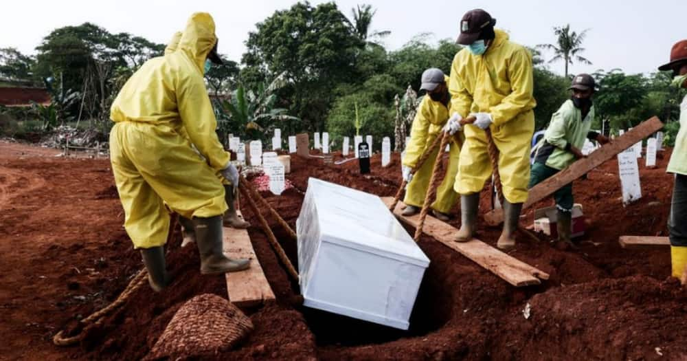 COVID-19: Indonesians caught without masks forced to dig graves for victims