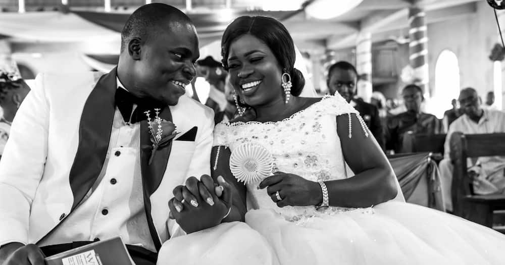 Husband Celebrates Kind Wife Who Paid His Fare During Their First Meeting.