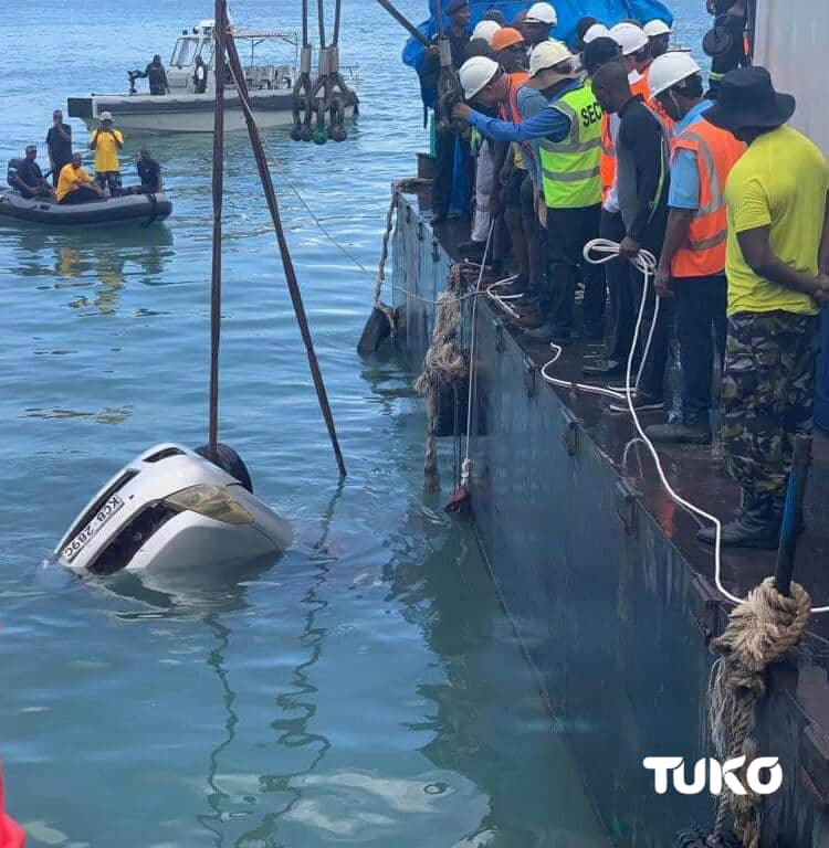 Picha baada ya mkasa Likoni: Gari lililozama likiwa na mama na mtoto laopolewa