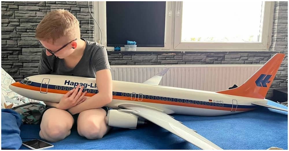 Sarah Rodo: 23-Year-Old Woman Attracted to Planes Wants to Marry Toy Boeing