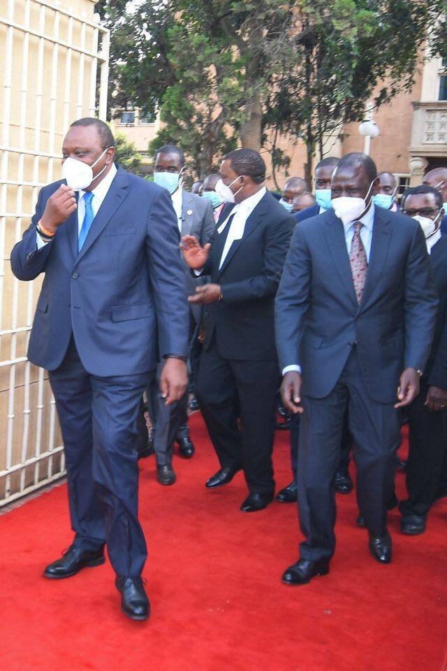 State of the Nation: x photos of Uhuru, Ruto sharing light moments