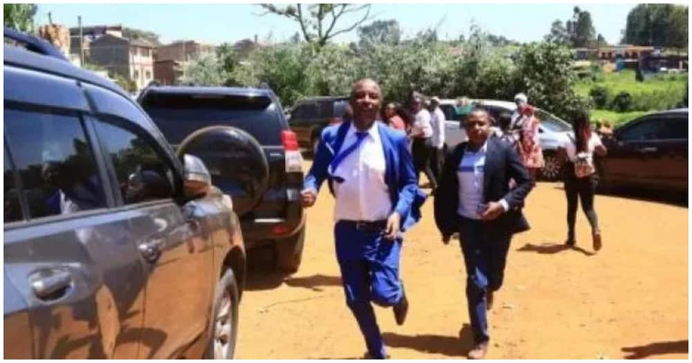 Murang'a Senator Irungu Kang'ata (in blue suit) running to DP William Ruto's meeting in Gatanga. Photo:(Screengrabs, Twitter)