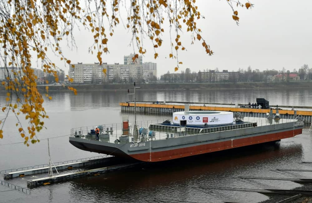 La bobine de neuf mètres de large pèse 200 tonnes et a été étroitement emballée pour résister à un voyage de deux semaines à Marseille, dans le sud de la France.