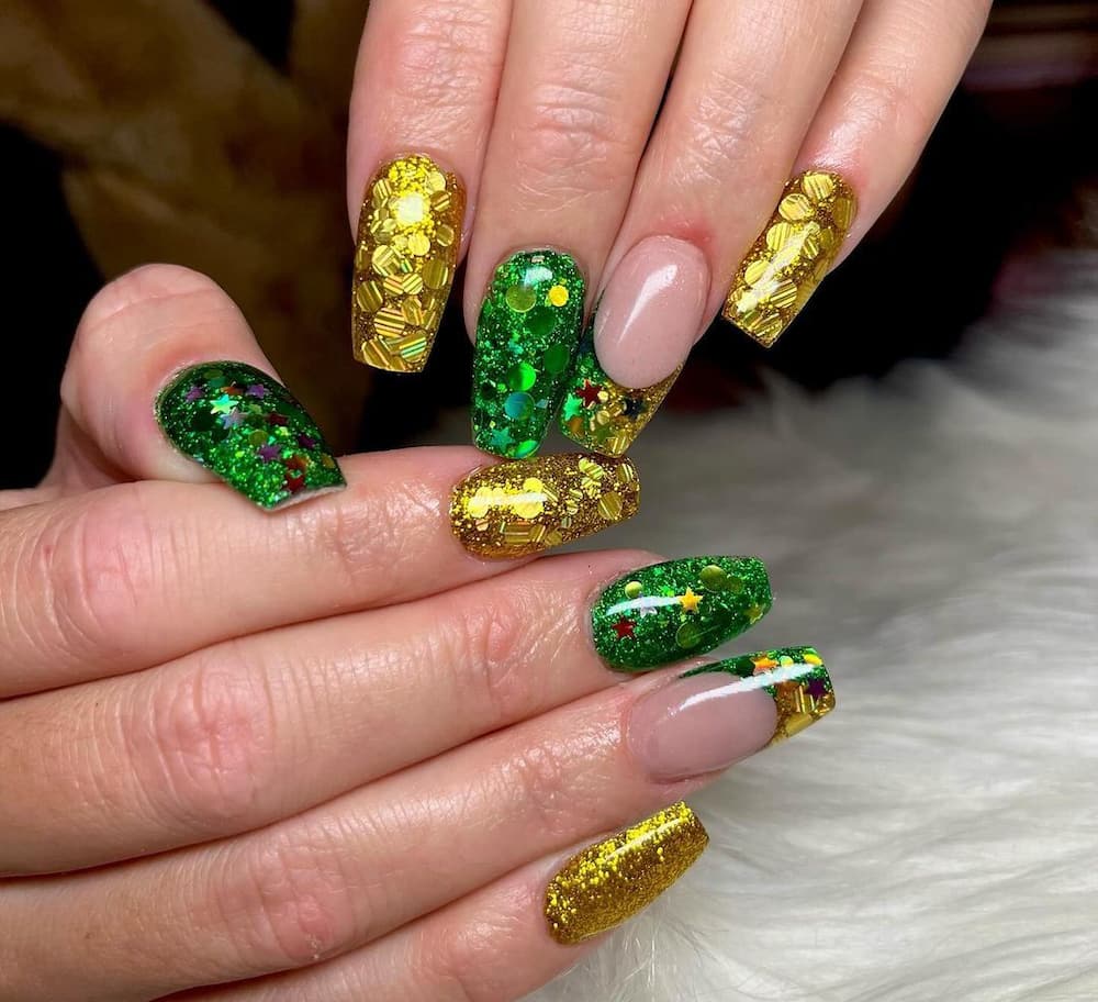 Green and gold St. Patrick's Day nail design
