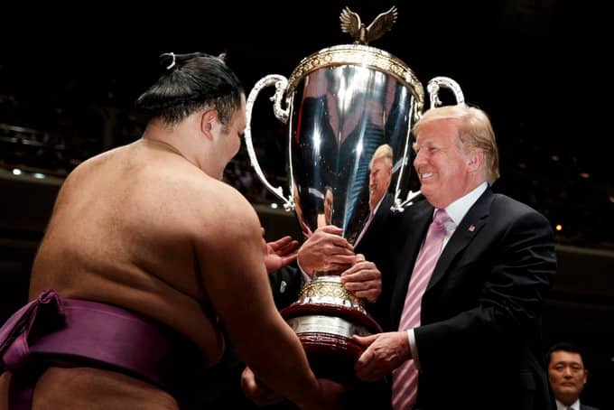 Trump na Shinzo Abe wapata taabu sana kuwatuza washindi wa Sumo huko Japan
