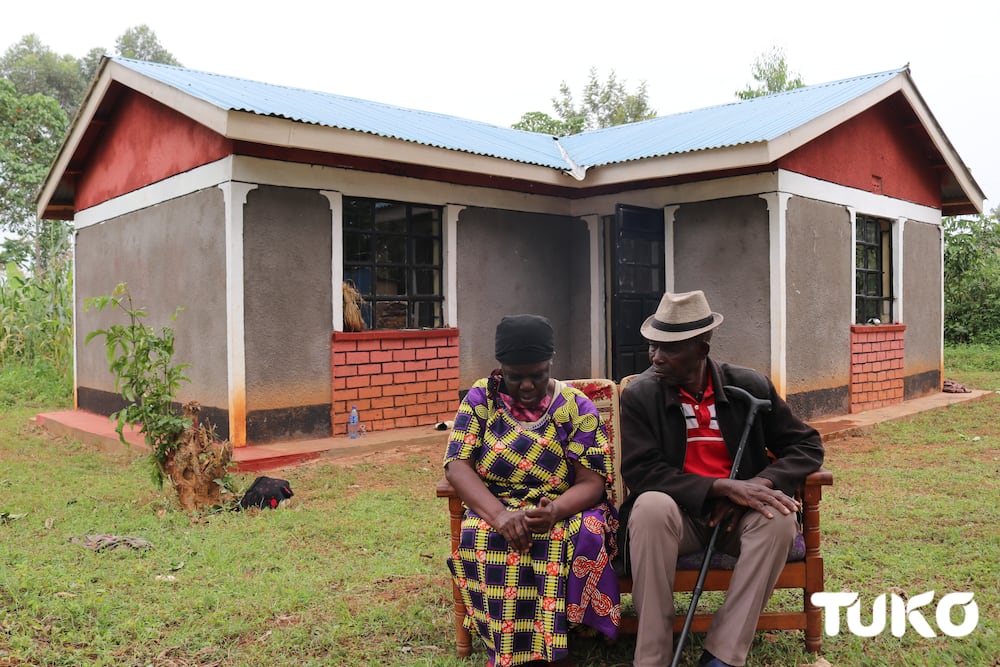 Kenyans build house for 75-year-old man living in slums with sick daughter, 5 grandchildren