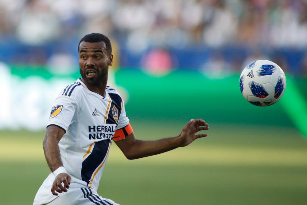 Former Chelsea star Ashley Cole completes move to Derby County