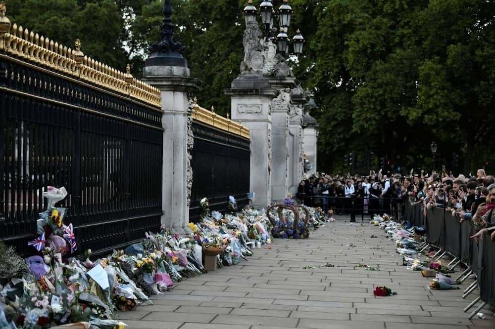 Members of the public left floral tributes to the queen outside Buckingham Palace