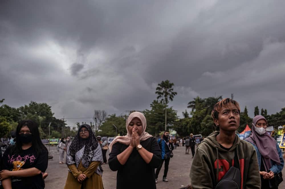 ‘Es hora de ayudar’: los indonesios corrieron para ayudar a los fanáticos que huían en estampida al estadio