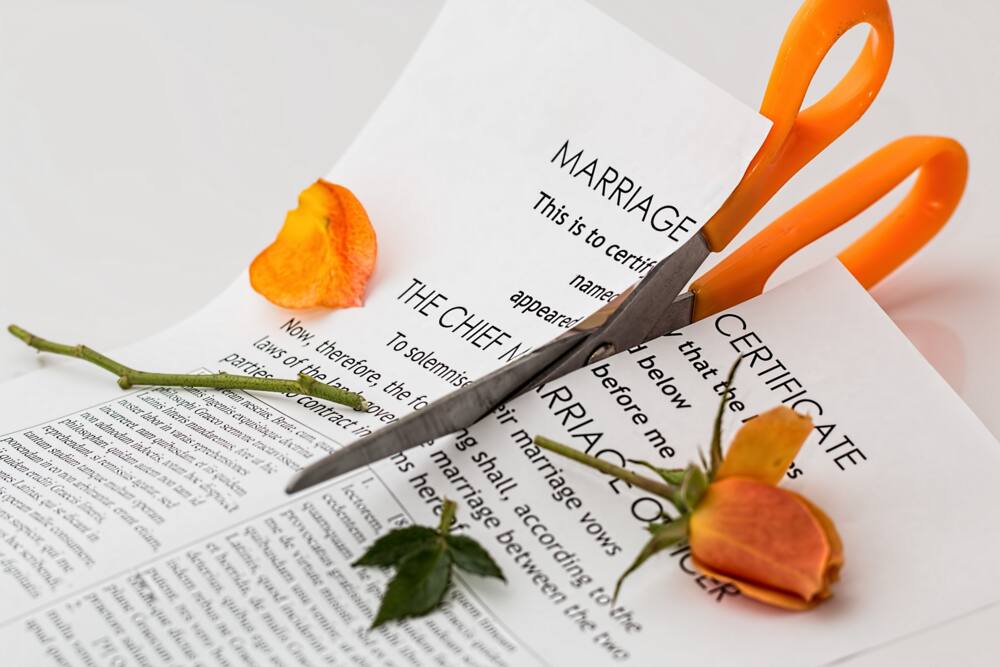 Man secretly divorces wife using her fake signature