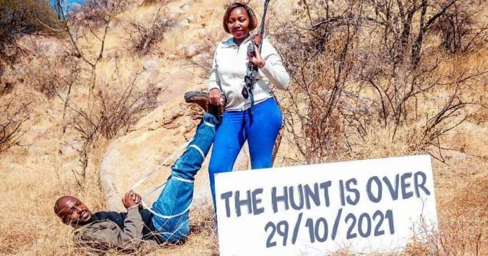 Couple, engagement pic, has Mzansi lol, hunter and huntee