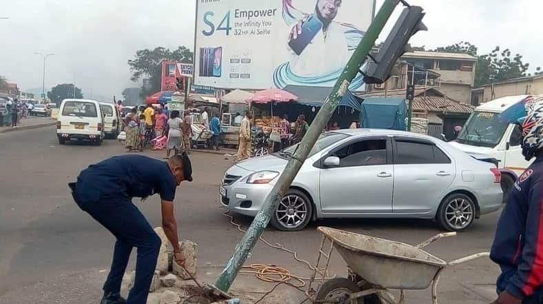 Simon Agbeko Ekpeagba: Police officer repairs broken down traffic light after helping disabled