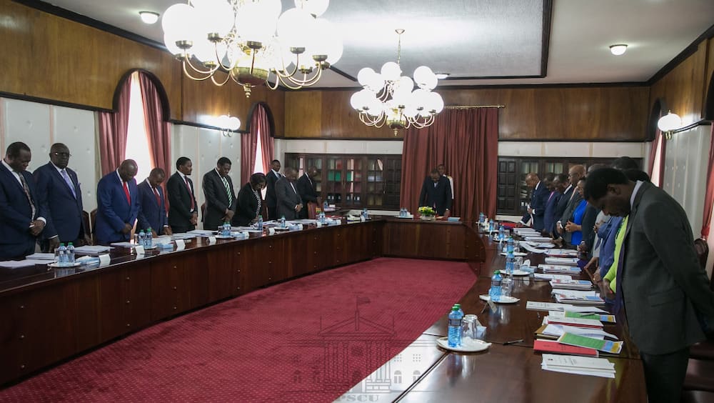 Kericho Senator Aaron Cheruiyot asks Uhuru to dissolve "incompetent" Cabinet